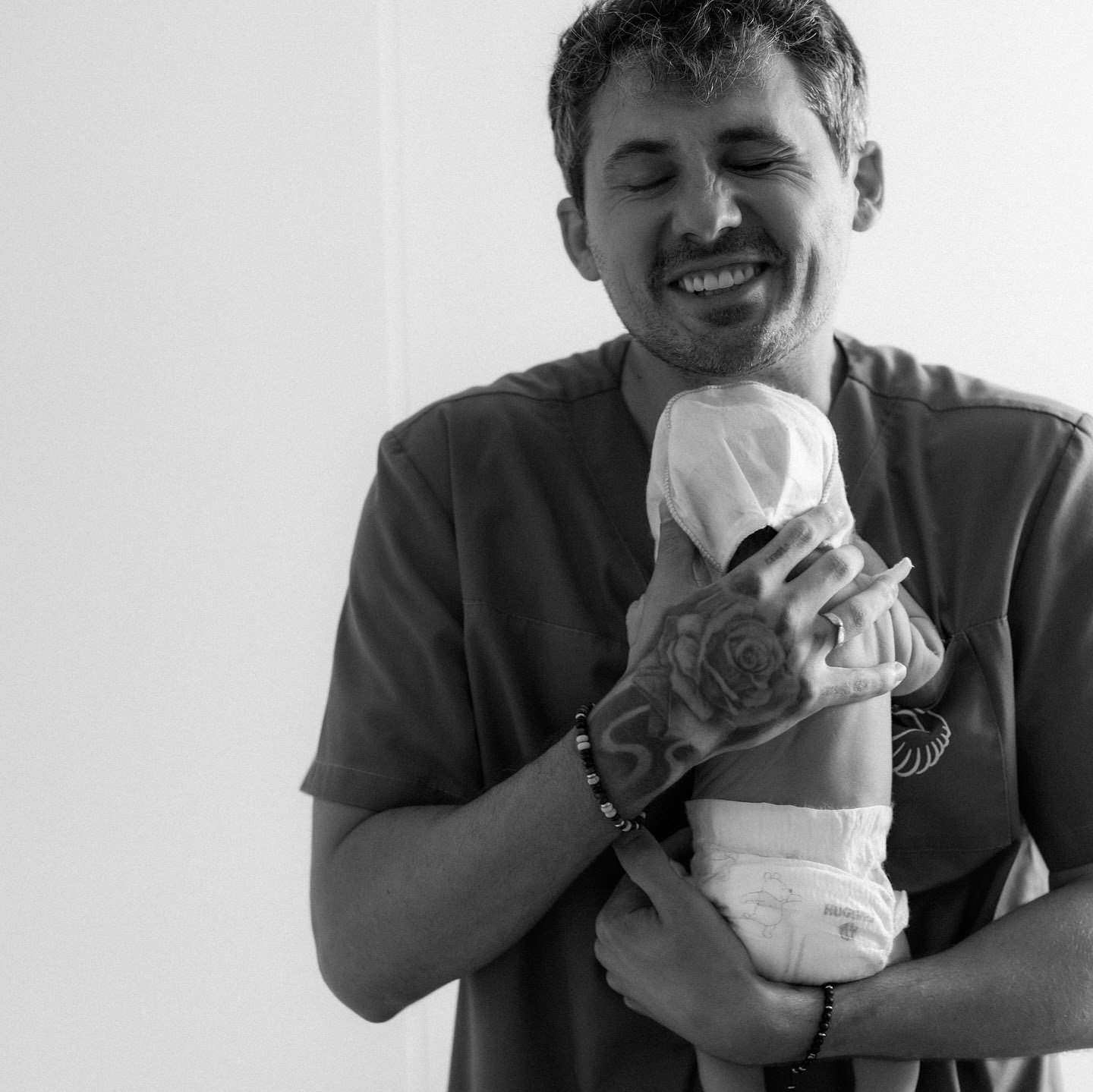 Кот и Татаринцева впервые показали новорожденную дочь: трогательные черно-белые кадры